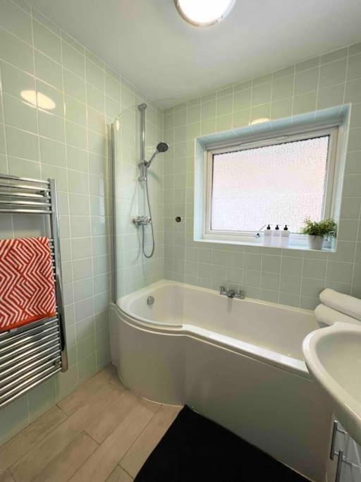 Beautiful 2 Bed, Perfect Location, 5 Mins Walk To Centre, Free Parking, Legoland, Ascot *